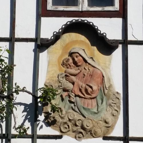 Die 1c-Kinder auf der Suche nach der Mutter Gottes