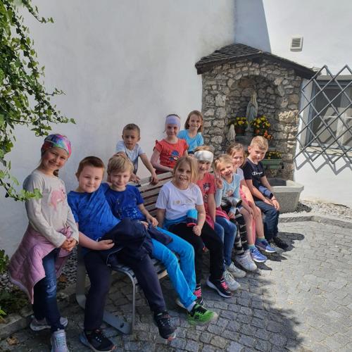 Die 1c-Kinder auf der Suche nach der Mutter Gottes