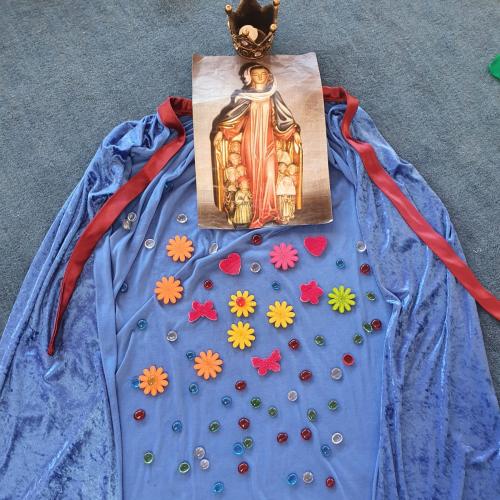 Die 1c-Kinder auf der Suche nach der Mutter Gottes