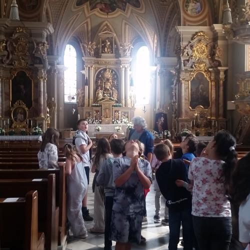 Führung der 3b-Kinder durch die Pfarrkirche Thaur