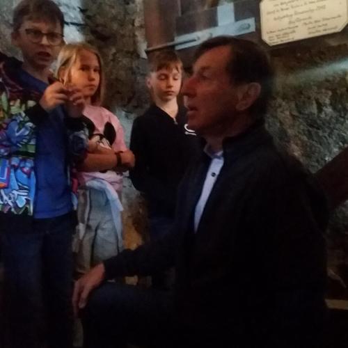 Führung der 3b-Kinder durch die Pfarrkirche Thaur