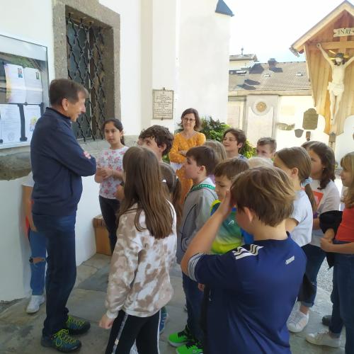 Führung der 3b-Kinder durch die Pfarrkirche Thaur