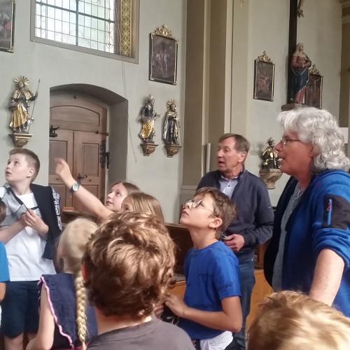 Führung der 3b-Kinder durch die Pfarrkirche Thaur