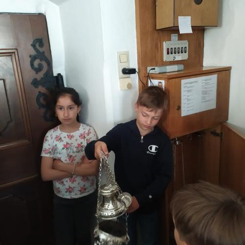 Führung der 3b-Kinder durch die Pfarrkirche Thaur