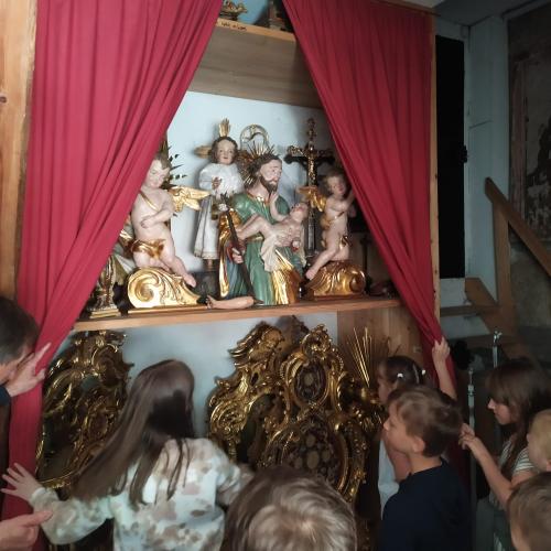 Führung der 3b-Kinder durch die Pfarrkirche Thaur