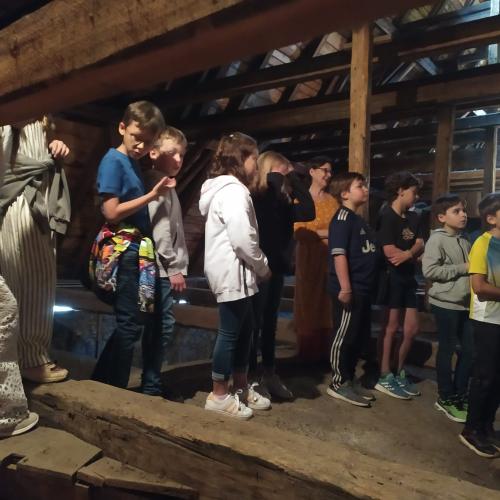 Führung der 3b-Kinder durch die Pfarrkirche Thaur