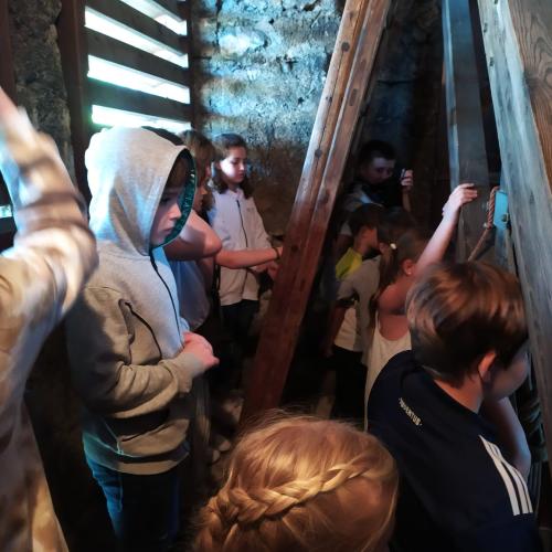 Führung der 3b-Kinder durch die Pfarrkirche Thaur