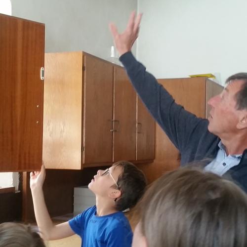 Führung der 3b-Kinder durch die Pfarrkirche Thaur