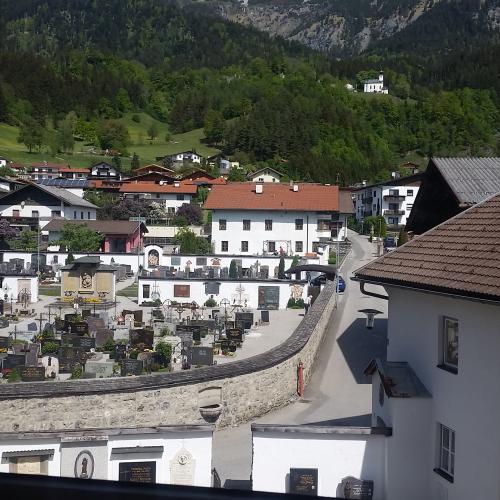 Führung der 3b-Kinder durch die Pfarrkirche Thaur
