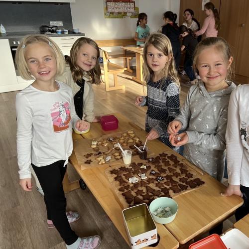 Weihnachtsbäckerei in der 2b