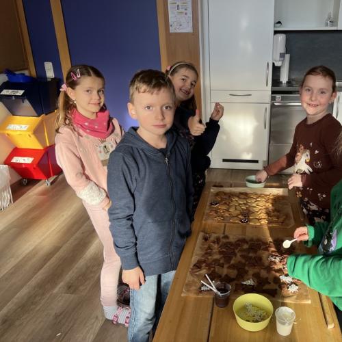 Weihnachtsbäckerei in der 2b