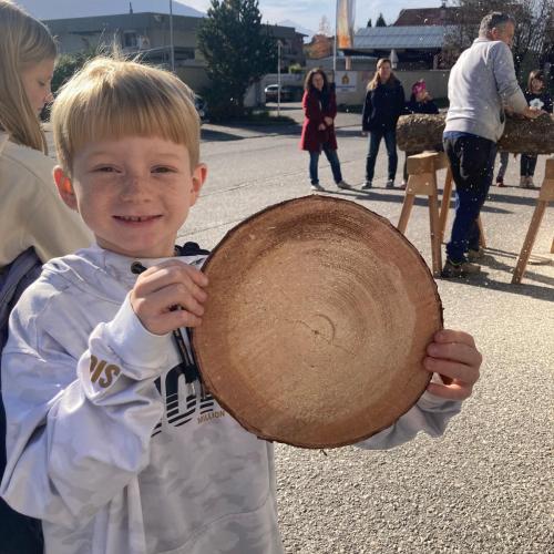 Schüler mit Baumscheibe