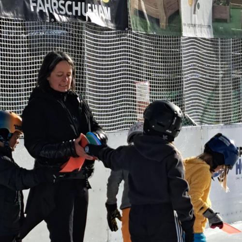 Die 2a Kinder beim Eislaufen