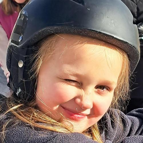 Die 2a Kinder beim Eislaufen